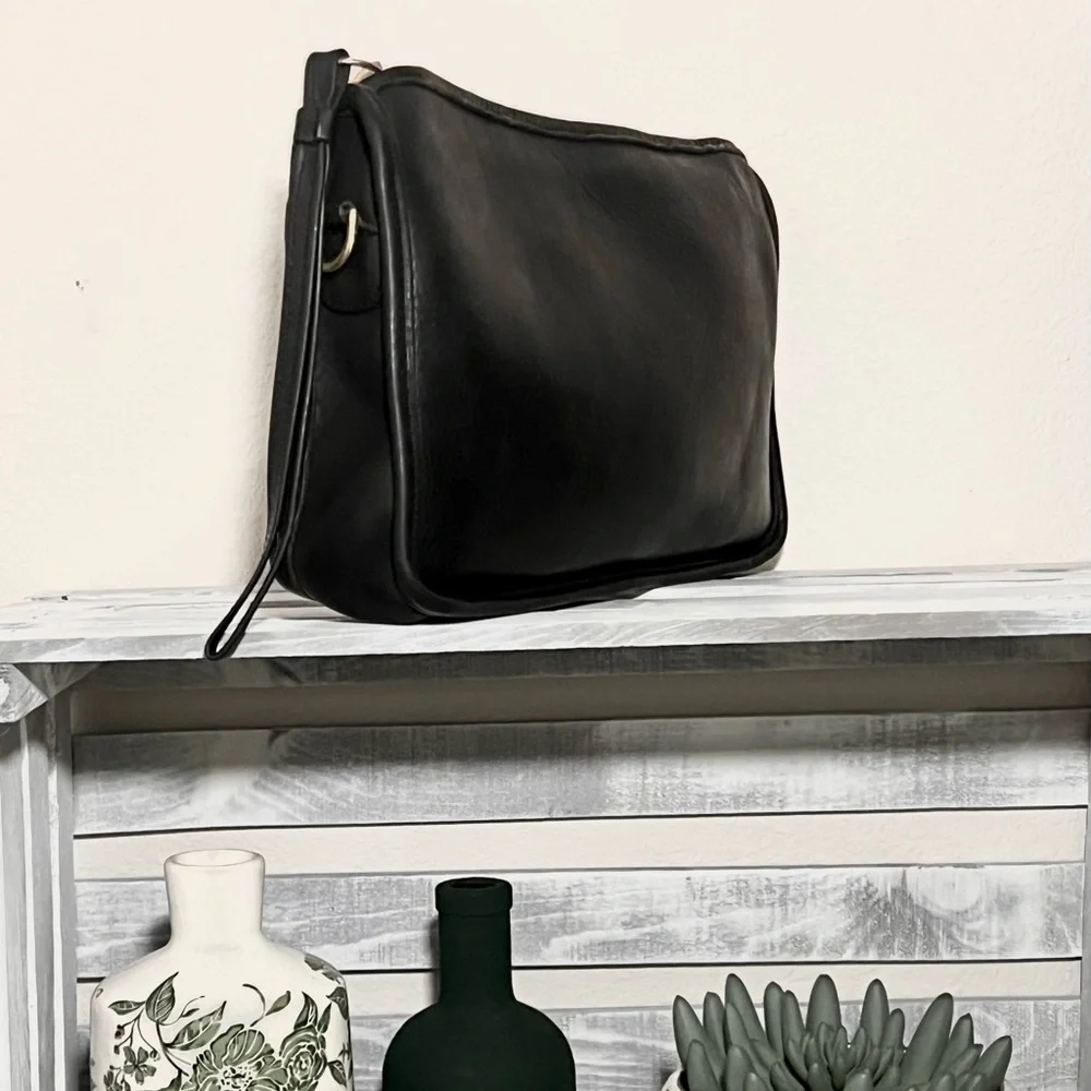 Vintage Coach Zippered Wristlet Clutch - Picture 4 of 11